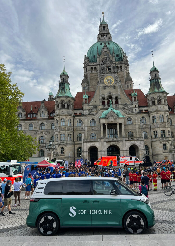 Der ID-Buzz der Sophienklinik vor dem Rathaus